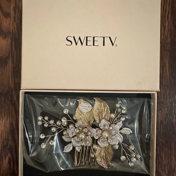 Gold Vintage-Inspired Hair Accessory with Intricate Styling - Picture 1 of 3